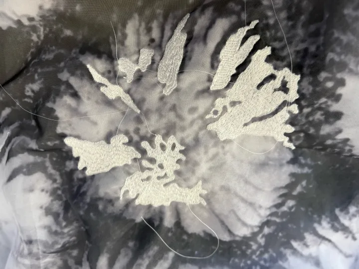Janet Laurence, The Burnt Sea, 2025, Fotodruck auf Seidenvoile-Stoffen (Details), © Janet Laurence Janet Laurence, The Burnt Sea, 2025, Fotodruck auf Seidenvoile-Stoffen (Details), © Janet Laurence