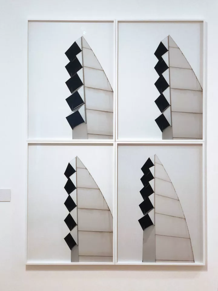 Obi, 2015. Ausstellungsansicht SchlagLicht, Stiftung Kunstforum Berliner Volksbank, Berlin Eine Ausstellung in Zusammenarbeit mit der Kunststiftung DZ Bank Foto: Stefanie Seufert Obi, 2015. Ausstellungsansicht SchlagLicht, Stiftung Kunstforum Berliner Volksbank, Berlin Eine Ausstellung in Zusammenarbeit mit der Kunststiftung DZ Bank Foto: Stefanie Seufert