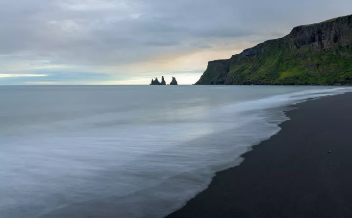 Die Bucht von Vík í Mýrdal an der Südküste Islands © Holger Rüdel