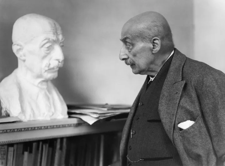 © Argusfot, Max Liebermann, vor dem Gipsmodell seiner Büste, um 1932, ullstein bild - Argusfot © Argusfot, Max Liebermann, vor dem Gipsmodell seiner Büste, um 1932, ullstein bild - Argusfot