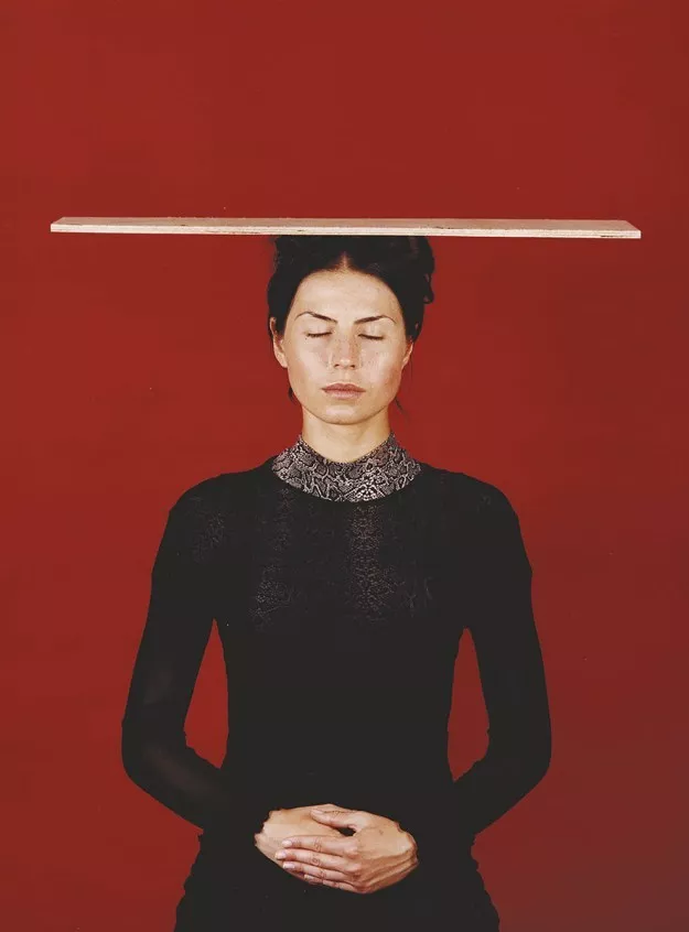 Katharina Mayer: „Tetjana mit Brett blind ohne“, aus der Serie „Servir et disparaître“, 2002, C-Print, Diasec, 125 x 90 cm