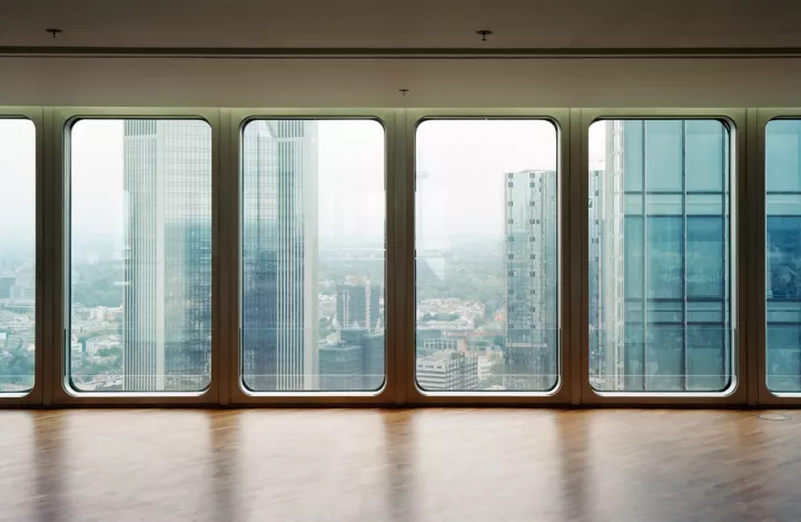 Matthias Hoch, Silver Tower #3, Frankfurt/Main 2009, c-print, 115 x 178 cm, © 2023 VG Bildkunst Bonn Matthias Hoch, Silver Tower #3, Frankfurt/Main 2009, c-print, 115 x 178 cm, © 2023 VG Bildkunst Bonn