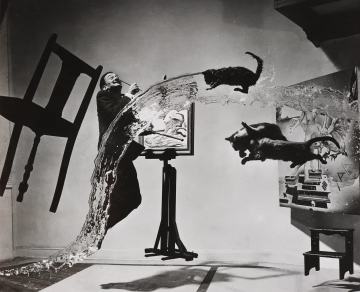 Philippe Halsman, Dalí Atomicus, ca. 1948, Staatsgalerie Stuttgart, Graphische Sammlung, erworben 2025 aus Mitteln der Museumsstiftung Baden-Württemberg, Sammlung Dietmar Siegert Copyright © Philippe Halsman Estate 2026, Salvador Dalí, Fundació Gala-Salvador Dalí / VG Bild-Kunst, Bonn 2026