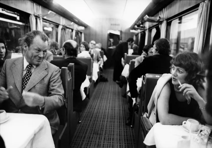 Robert Lebeck, Willy Brandt im Speisewagen, Süddeutschland, 1973 © Archiv Robert Lebeck