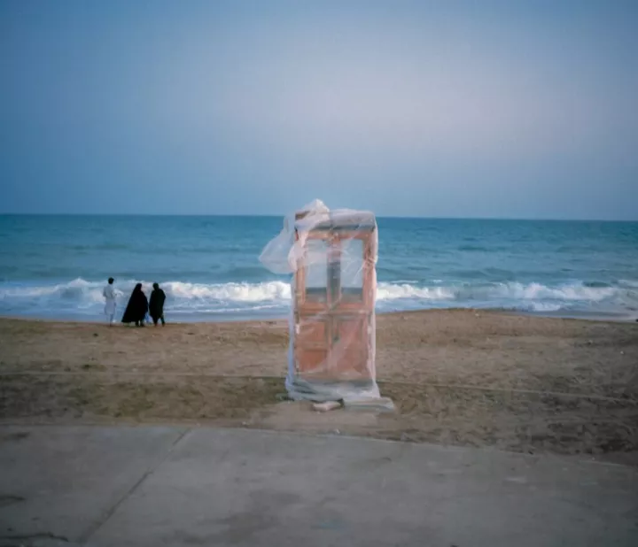 Hashem Shakeri: "The Haunted" beschreibt die Grenze oder Trennung zwischen wandernden Seelen und Körpern von ihrem eigentlichen Selbst., 2018, aus der Serie The Haunted, 2018, Fotografie © Hashem Shakeri Hashem Shakeri: "The Haunted" beschreibt die Grenze oder Trennung zwischen wandernden Seelen und Körpern von ihrem eigentlichen Selbst., 2018, aus der Serie The Haunted, 2018, Fotografie © Hashem Shakeri