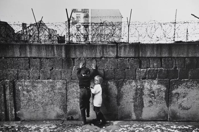 Kinder spielen an der Mauer, Berlin, 1961 © Will McBride