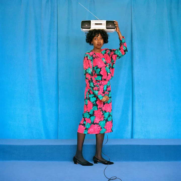 Silvia Rosi, Self Portrait as My Mother, 2019, aus der Serie Encounter © Silvia Rosi Die Arbeit wurde von Jerwood/Photoworks Awards 2020 unterstützt Silvia Rosi, Self Portrait as My Mother, 2019, aus der Serie Encounter © Silvia Rosi Die Arbeit wurde von Jerwood/Photoworks Awards 2020 unterstützt