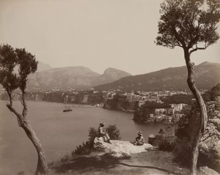 Giorgio Sommer, Sorrent: Blick auf die Stadt aus westlicher Richtung (Detail), um 1880–1890, Städel Museum, Frankfurt am Main; Enrico Van Lint, Pisa: Schiefer Turm (Detail), um 1855, Städel Museum, Frankfurt am Main Giorgio Sommer, Sorrent: Blick auf die Stadt aus westlicher Richtung (Detail), um 1880–1890, Städel Museum, Frankfurt am Main; Enrico Van Lint, Pisa: Schiefer Turm (Detail), um 1855, Städel Museum, Frankfurt am Main