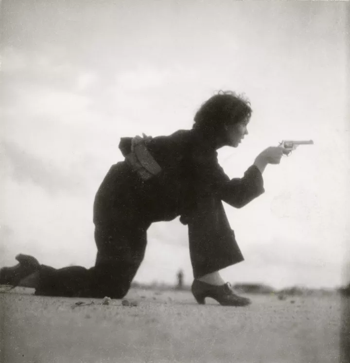 Republikeinse militievrouw traint op het strand buiten Barcelona, Spanje, augustus 1936 © Gerda Taro / International Center of Photography New York Republikeinse militievrouw traint op het strand buiten Barcelona, Spanje, augustus 1936 © Gerda Taro / International Center of Photography New York