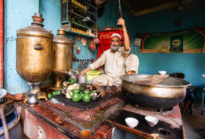 Teeverkäufer auf dem Markt in Peshawar in Pakistan, © Eckhard Gollnow