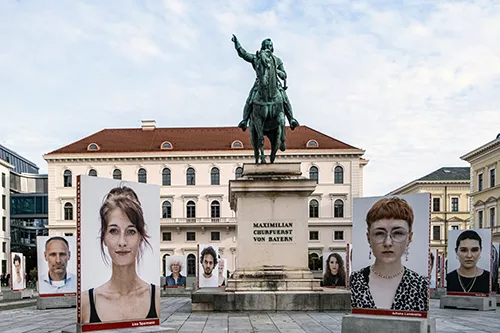 Ausstellung "Die Deutschen im 21. Jahrhundert" mit Fotografien von Oliviero Toscani auf dem Wittelsbacherplatz in München. Ausstellung "Die Deutschen im 21. Jahrhundert" mit Fotografien von Oliviero Toscani auf dem Wittelsbacherplatz in München.