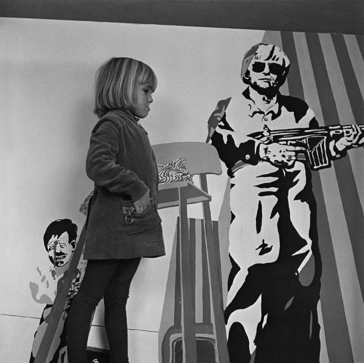Heide Stolz, Ohne Titel (Lea vor Uwe Lausens Gemälde »Grandiose Aussichten«), ca. 1967, © Nachlass Heide Stolz, DASMAXIMUM, Traunreut, VG Bild-Kunst, Bonn 2020
