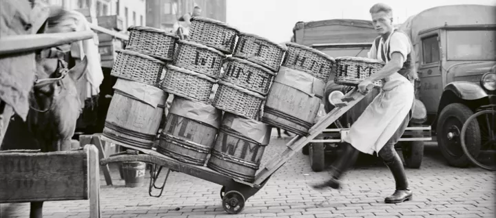 Fide Struck, Deichtormarkt, Transportarbeiter mit Karre, beladen mit Körben und Fässern, um 1932 © bpk Bildagentur – Fide Struck (Slg. Thomas Struck) Fide Struck, Deichtormarkt, Transportarbeiter mit Karre, beladen mit Körben und Fässern, um 1932 © bpk Bildagentur – Fide Struck (Slg. Thomas Struck)