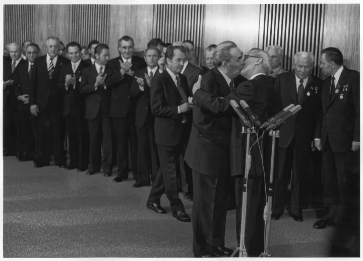 Leonid Breschnew und Erich Honecker beim 30. Jahrestag der DDR, Ost Berlin, 1979 © Barbara Klemm