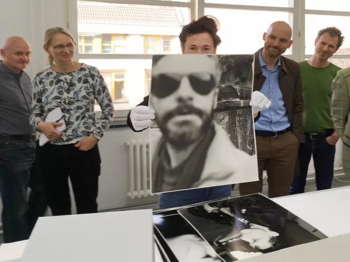  Laura Bielau mit einem Bild von Michael Schmidt. © Jens Liebchen