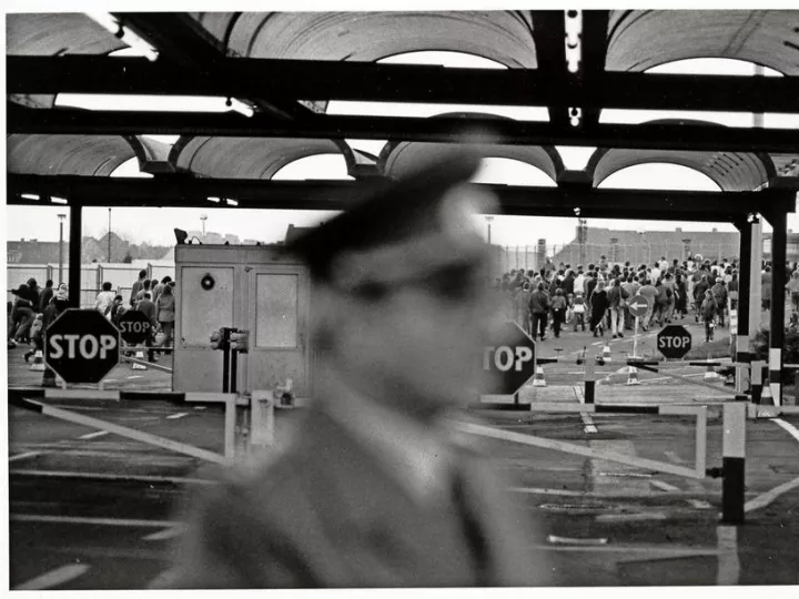 Christian Borchert: Grenzübergang Bornholmer Straße, Berlin (Ost), 10. November 1989, Silbergelatinepapier, Kupferstich-Kabinett, Staatliche Kunstsammlungen Dresden.