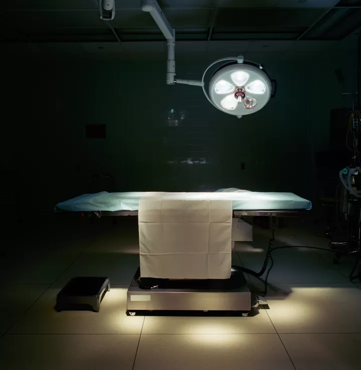  Lucinda Devlin: Operating Room #8, Forrest General Hospital, Hattiesburg, 1998, Aus der Serie „Corporal Arenas” © Lucinda Devlin, courtesy Galerie m, Bochum