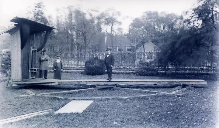 Fotografische Drehscheibe im Garten des Rijksmuseums in Amsterdam während einer Fotokampagne des Bruckmann Verlags ca. 1904 (Negativ 22 x 29 cm, digital invertiert), Quelle: Zentralinstitut für Kunstgeschichte, Photothek/Archiv, Bildarchiv Bruckmann