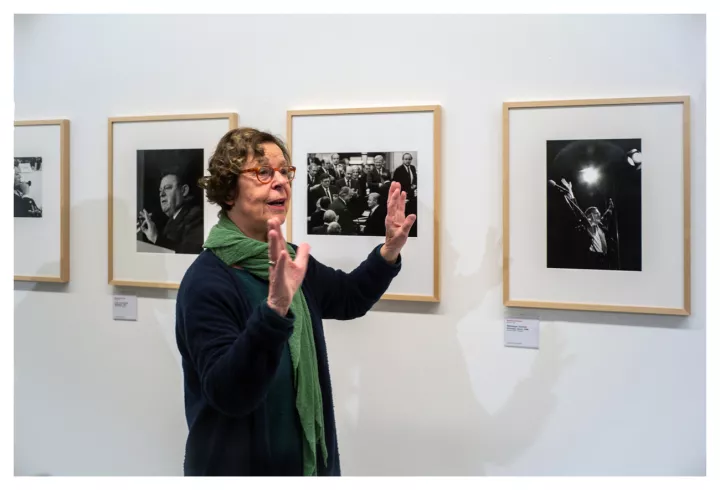 Barbara Klemm, DGPh, bei der Führung einer DGPh-Gruppe durch die Ausstellung "Barbara Klemm – Schwarz-Weiß ist Farbe genug" in der Ludwig-Galerie Schloss Oberhausen, Sonntag, 22. Januar 2023. © Copyright by Eusebius Wirdeier, DGPh