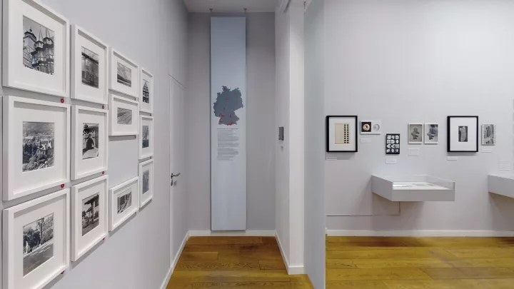 Blick in die Ausstellung, "20 Jahre Alfred Ehrhardt Stiftung. Fotografie, Film, Malerei, Zeichnung." @ artland