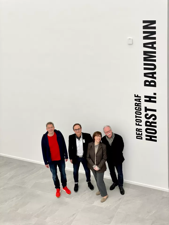 Ausstellungsführung 'Horst H. Baumann in Mannhei'm. v.l.n.r._ Rainer Schlautmann, Daniel Oschatz, Dr. Martina Mettner, Hans-Michael Koetzle @ Oschatz