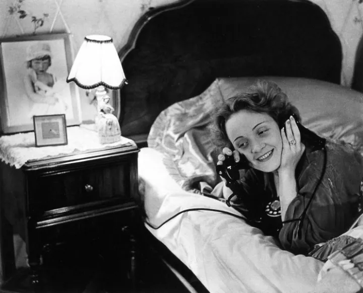Dr. Erich Salomon, 1930. Marlene Dietrich in Hollywood im Telefongepräch mit ihrer Tochter in Berlin