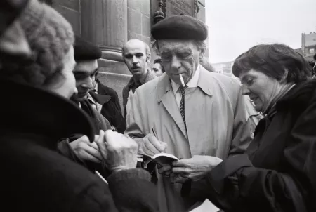 Heinrich Böll vor der Paulskirche in Frankfurt 1981. © Isolde Ohlbaum / Bayerische Staatsbibliothek / Bildarchiv