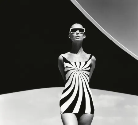 F.C. Gundlach, Op Art-Badeanzug, Brigitte Bauer, Sinz Bademoden, Vouliagmeni, 1966 © F.C. Gundlach / Stiftung F.C. Gundlach 