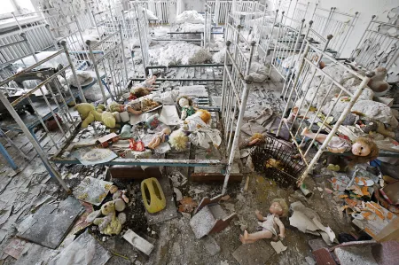 Noch am Tag nach der Katastrophe spielten ahnungslose Kinder in diesem Kindergarten der werkseigenen Stadt Pripjat. Sie wussten nichts von einem nuklearen Unfall und wurden erst einen Tag später evakuiert. Pripjat, Ukraine 2005 © Gerd Ludwig