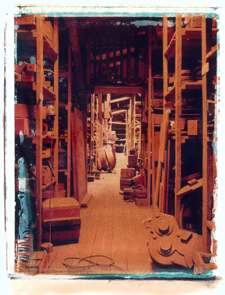 Der Weg, Langzeitbelichtung, Barytpapier, 1995 Fotografische Langzeitbelichtung in einem ehemaligen Zwangsarbeiterlager für den Torfabbau in der Lüneburger Heide Formboden, Polaroidtransfer auf Bütten, 2005 Lagerraum für Gussformen aus Holz für technische Objekte in der ehemaligen Annahütte in Hildesheim, Übertragung von 8x10 inch Polaroid auf Büttenpapier © Ditmar Schädel