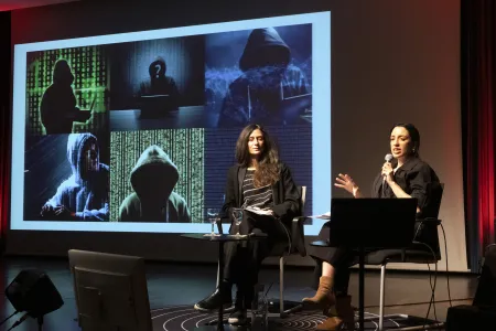 Verleihung der Preise Thinking Photography und Writing Photography im Goethe-Institut Paris am 14.11.2025, Talk Nela Eggenberger und Esther Gabrielle Kersley © Eva Bodemer