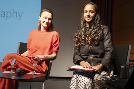 Verleihung der Preise Thinking Photography und Writing Photography im Goethe-Institut Paris am 14.11.2025, Talk Lucia Halder und Dzifa Peters © Eva Bodemer