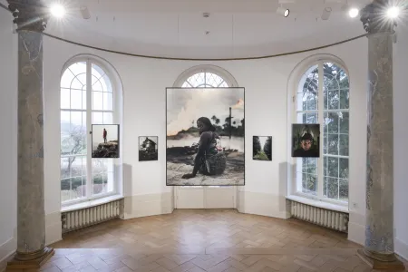 Ausstellungsansicht 2: „Wir, die Zukunft!“ mit Werk „Wahala“ (2022) von Robin Hinsch, Museum Villa Rot, 2023 © Sophie-Charlotte Opitz