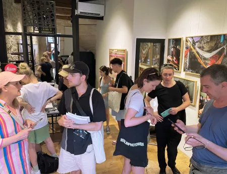 Blick in die Galerie. im Vordergrund DGPh-Mitglieder Nina Röder (li) und Michael Danner (re)