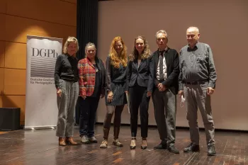 Verleihung des Bildungspreises an Anja Jensen im Goethe-Institut in Paris (v.l.n.r.: Katharina Scriba (Goethe-Institut), Berti Kamps (Vorstand Sektion Bildung), Dr. Sandra Abend (Vorstandsvorsitzende Sektion Bildung), Anja Jensen (Preisträgerin), Reinhard Maiworm (ehem. Leiter Goethe-Instituts Mexiko) und Manfred Koch (Vorstand Sektion Bildung) © Michael Ebert