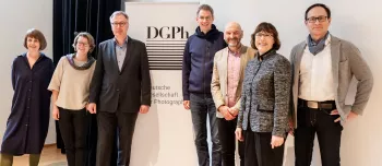 Der neu gewählte Vorstand der DGPh. v.l.n.r.: Anna Gripp, Dr. Adelheid Komenda, Hanns-Peter Frentz (Schatzmeister), Rainer Schlautmann, Michael Biedowicz, Dr. Martina Mettner, Daniel Oschatz. © Juliane Herrmann