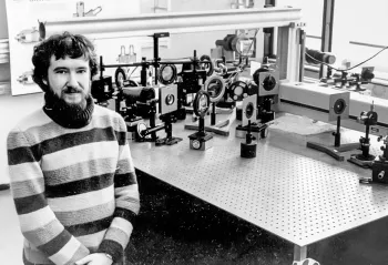 Jürgen Tenckhoff - 1979 im Optiklabor des Lehrstuhls für Theoretische E.-Technik der Ruhruniversität Bochum – mit seinem Aufbau zur Speckle-Interferometrie (Aufnahme: Dr. M. Kirchner)