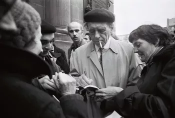 Heinrich Böll vor der Paulskirche in Frankfurt 1981. © Isolde Ohlbaum / Bayerische Staatsbibliothek / Bildarchiv 