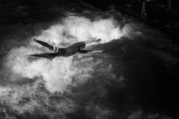 Studie: Fotografie in Corona-Zeiten. Surfen in der Münchner Eisbachwelle © Jürgen Tenckhoff