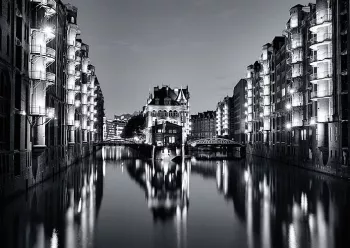 Nachts in der Speicherstadt, Thema: Kreative Spiegelungen, Fotograf: Torsten Stempler