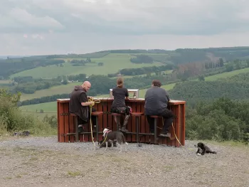 Entlang eines Wanderweges in Grevenstein. Waldtheke mit eigenem Kühlschrank / Definition von Glück © Magnus Terhorst