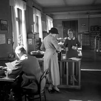 Walter Möbius: Benutzerin bei der Ausleihe von Lichtbildreihen in der Sächsischen Landesbildstelle, um 1937 © Deutsche Fotothek/Walter Möbius