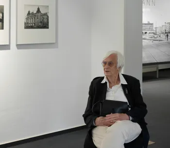 Foto: Ursula Edelmann am 16.6.2021 im Kunstraum Bernusstraße in Frankfurt in ihrer Ausstellung „Ein Leben für die Fotografie“, © Martina Mettner