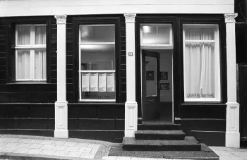 Die „Galerie im Riek“ an ihrem neuen Standort in Essen-Kettwig anlässlich der Ausstellung „16 Fotografen Schüler von Otto Steinert 1955-1975“. Fotografin: Christine Boeckmann-Uhde, 1976.