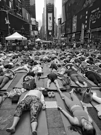 Times Square Yoga © Barbara Wolff