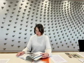 Jury-Sitzung für Hannover Shots in der Sparkassenstiftung Hannover. Das Kunstwerk im Hintergrund heißt Hard Rain von Eberhard Eckerle (nicht VG Bild-Kunst). © Roman Bezjak.