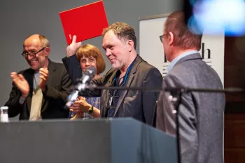 Verleihung des Dr. Erich Salomon-Preises. Übergabe der Urkunde. vlnr.: Peter-Matthias Gaede (Laudator), Anna Gripp (Vorstand DGPh), Hans-Jürgen Burkard (Preisträger), Ditmar Schädel (Vorsitzender des Vorstands DGPh) © Noah Bizer
