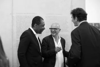 Während der Eröffnung von “The Order of Things" in Neu-Ulm, 2015. Okwui Enwezor, Artur Walther, Brian Wallis (v.l.n.r.). © Alexa von Arnim - 72 dpi