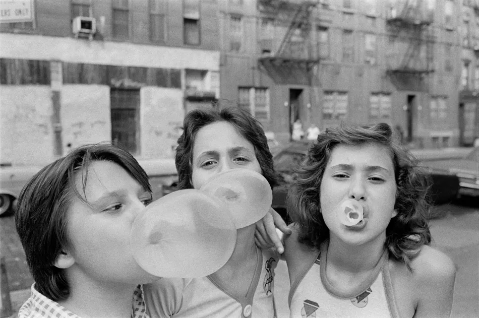 Carol, Jojo and Lisa hanging out on Broom Street, Little Italy, New York City @ Susan Meiselas/Magnum Photos/Agentur Focus