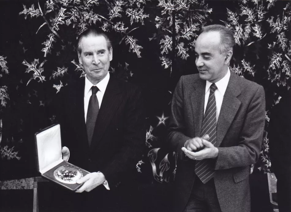 Dr. Gerhard Schröder (links) mit der Medaille für Gisèle Freund, Foto: J. Faber